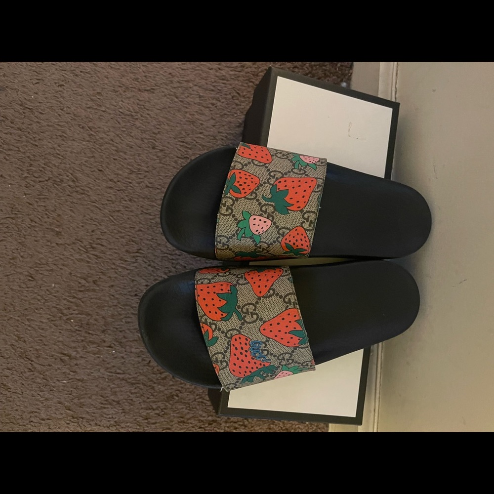 GUCCI Strawberry Slides Size 36 EU 6 US w/box & dustbags GG Supreme Excellent